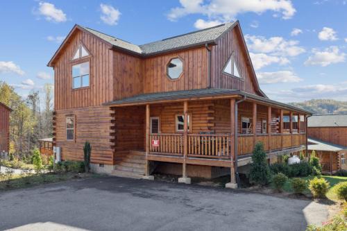 Pigeon Forge House | PF Plunge 4 Bedroom Cabin Private Indoor Pool Game Room Hot Tub Prime Location
