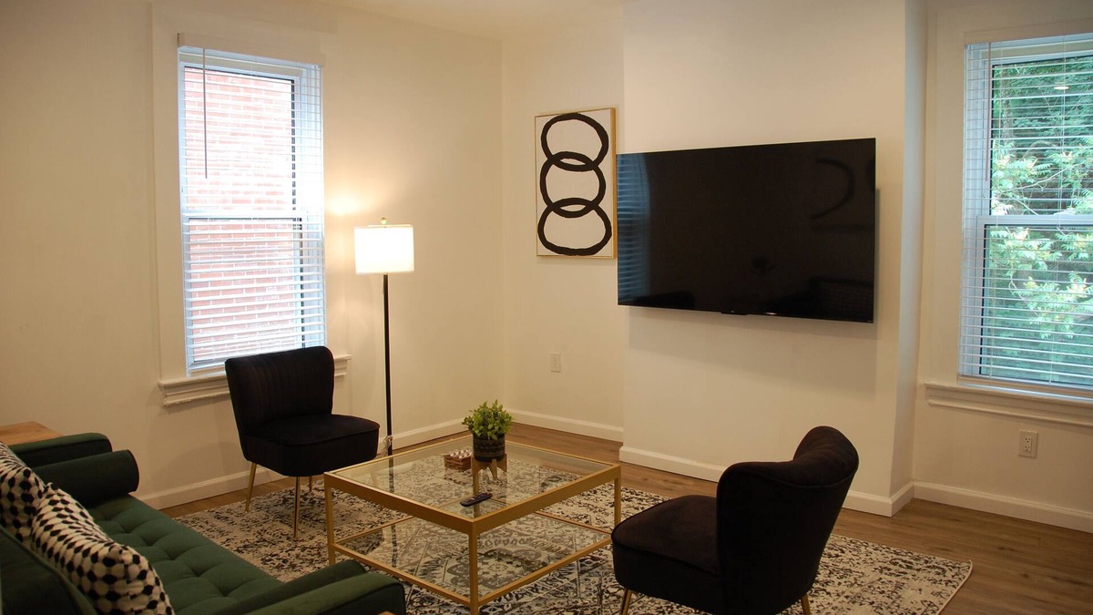 East Liberty Apartment | PGH Delight - 4B/3B, ALL NEW w/Free Street Parking, Perfect for family vacation
