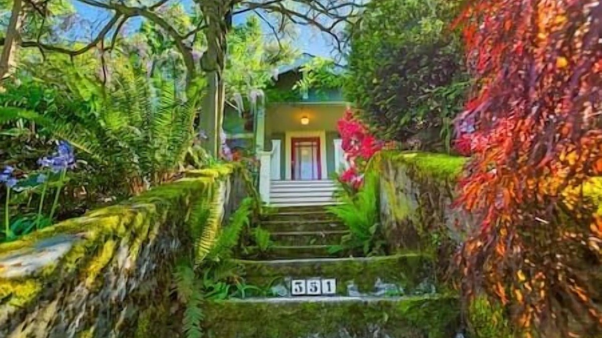 Phinney Ridge House | PH - Enchanted Path to a Gardenscape - 92 Walkscore!
