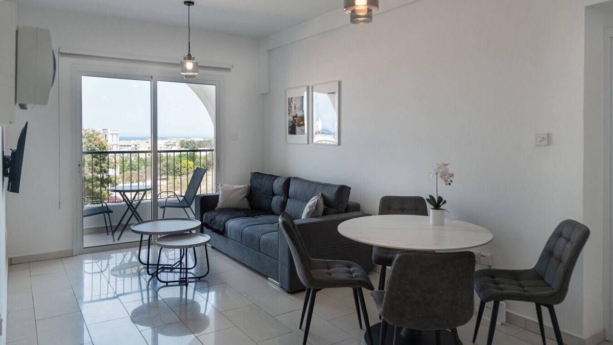 Old Town Apartment | Phaedrus Living: Golden Seaview Residence