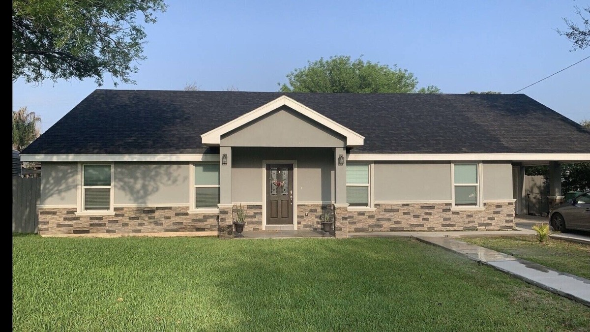 Pharr House | PHARR from Average Home- Downtown Pharr 3 Bed 2 1/2 Bath- Great for Cookouts!