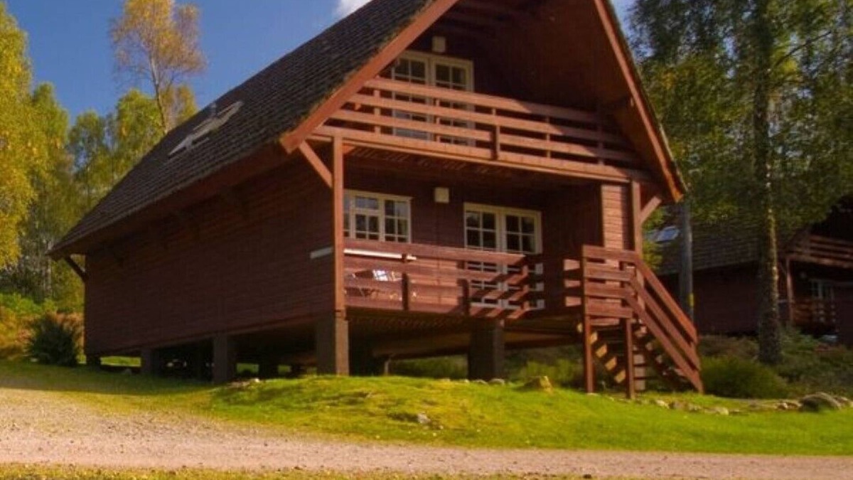 Tomich Ski Chalet | Pheasant Lodge - a woodland lodge that sleeps 6 guests in 3 bedrooms