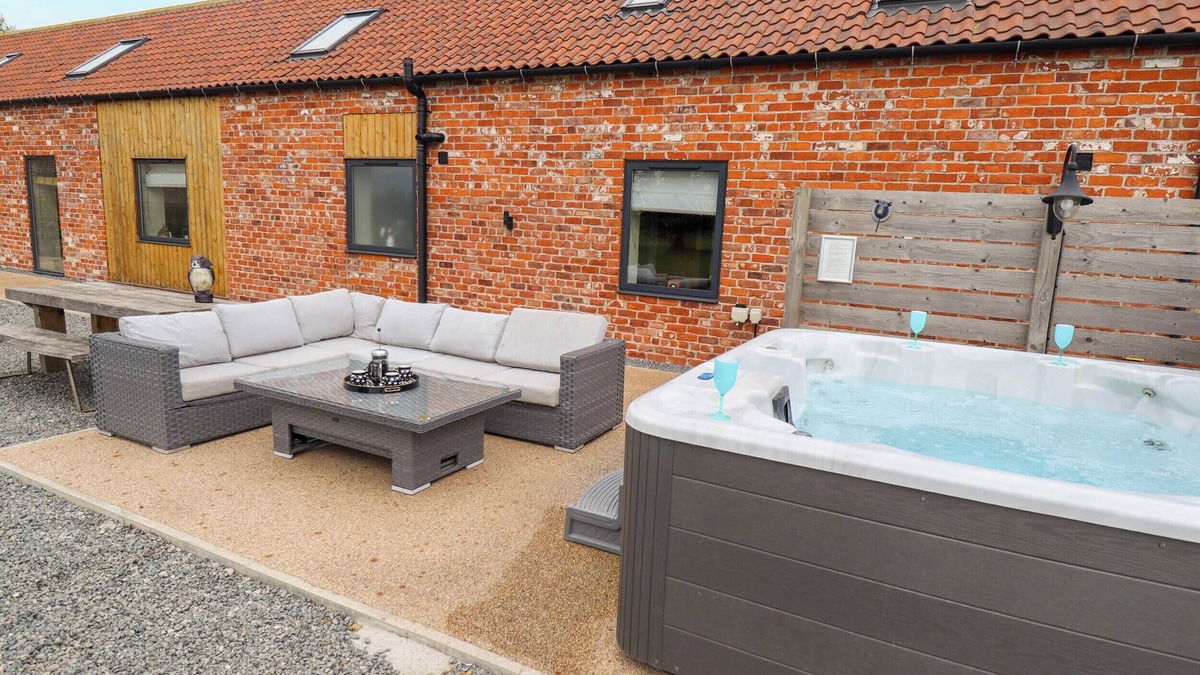 Mappleton Cottage | PHEASANT'S ROOST, pet friendly, with hot tub in Burton Pidsea