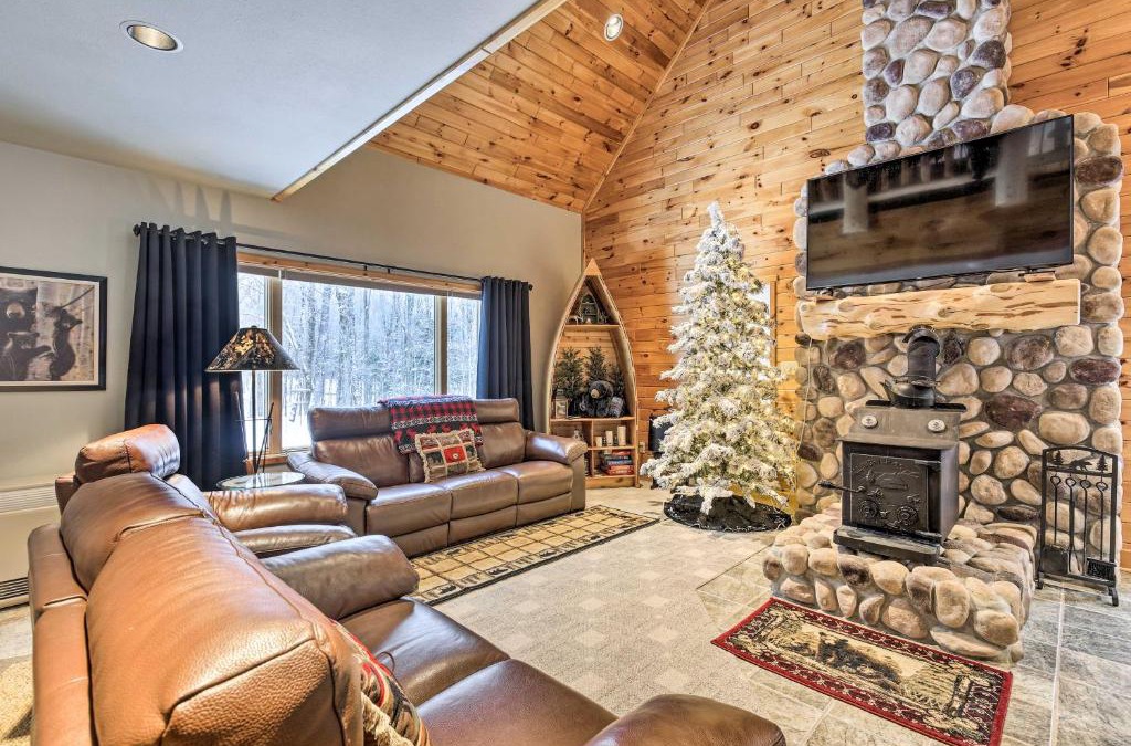 Phelps House | Phelps Cabin on 26 Acres with Fire Pit!