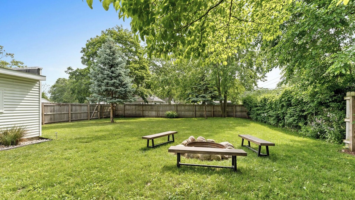 Lakeside House | Philo- WOW look at that Yard! Fall is for exploring, This your Stay Book it now
