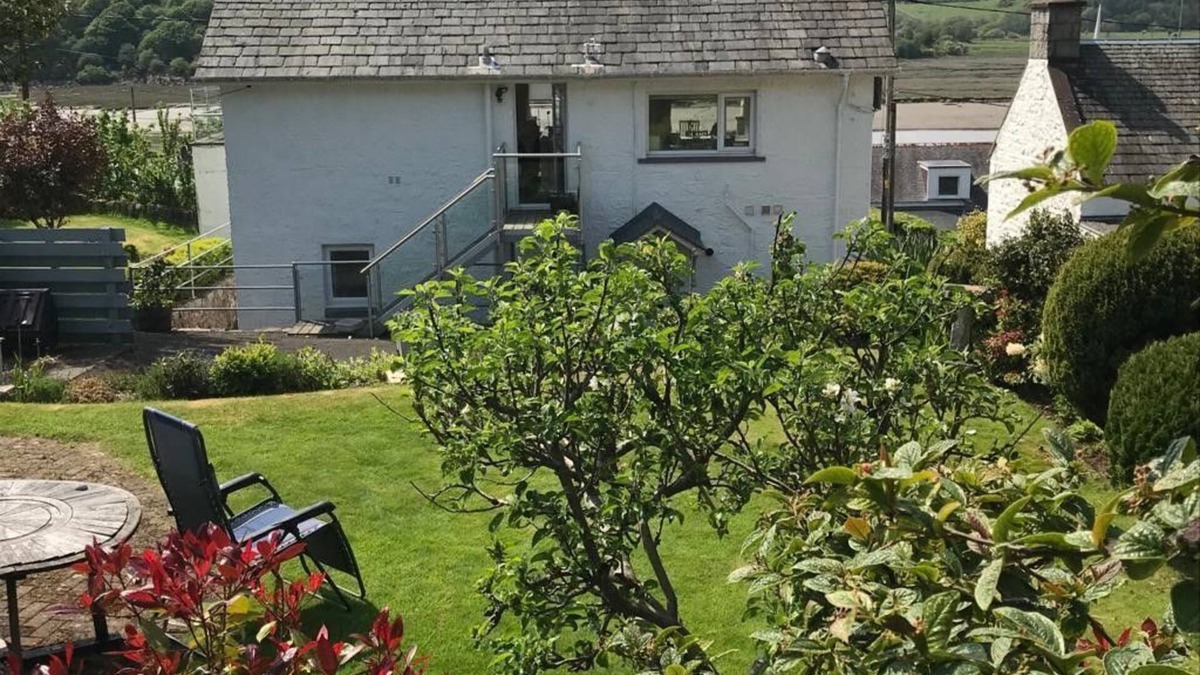 Kippford Cottage | Phoenix Cottage - a house that sleeps 8 guests in 3 bedrooms