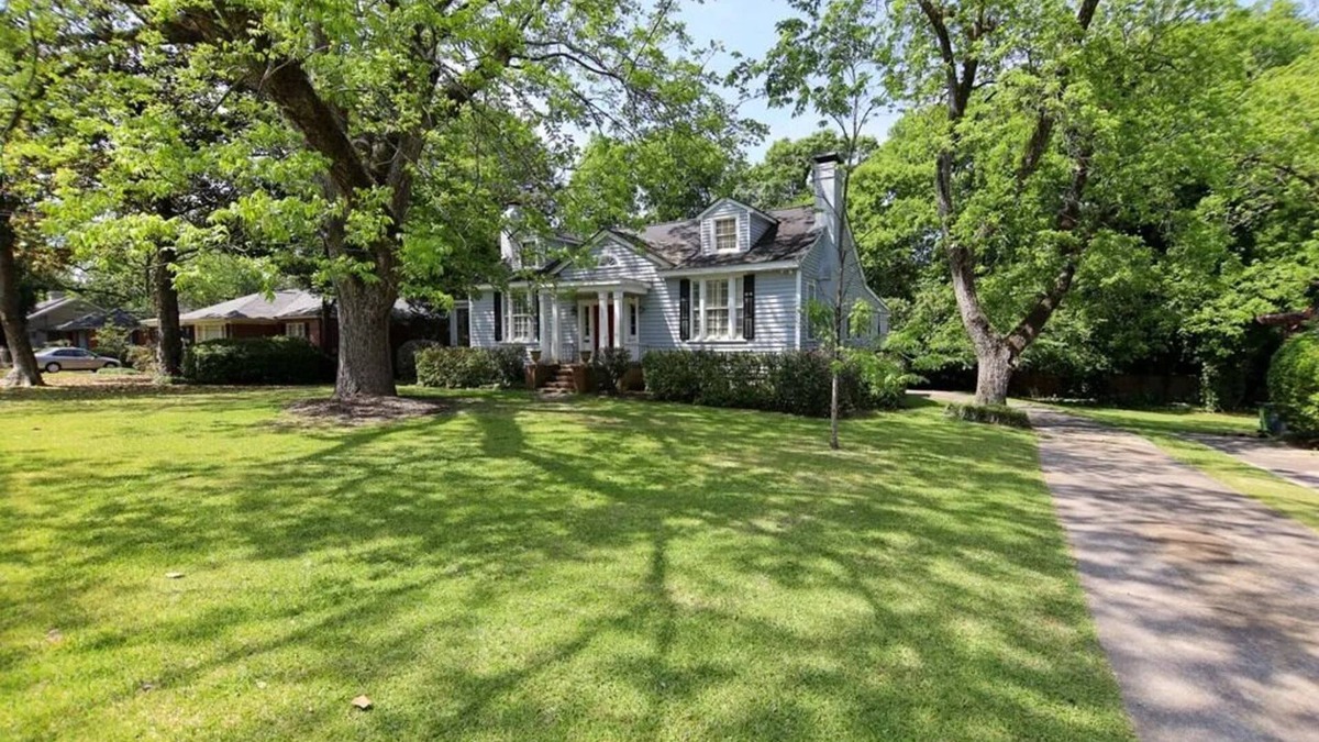 Columbus House | Pia's Place! Spacious 4-bedroom home filled with Old World charm!