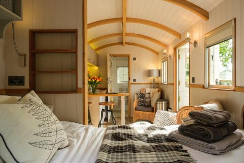 Thetford Apartment | Piano Forte - a delightful rural shepherd hut & hot tub available !