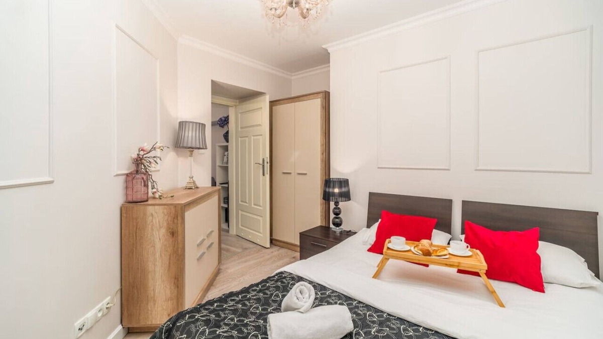 City Centre Apartment | Piasek Apt - Top Location, Patio, Tram&Bus nearby - by Rentujemy