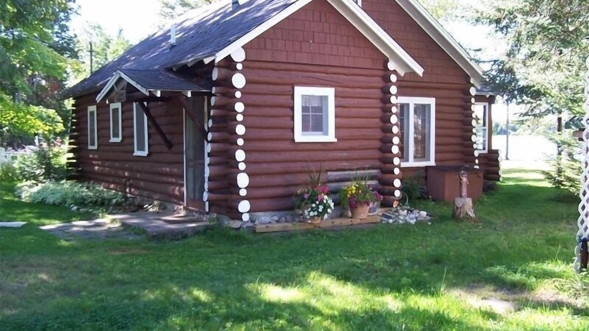 Petoskey House | Pickerel Lake - Lakefront Log Cabin