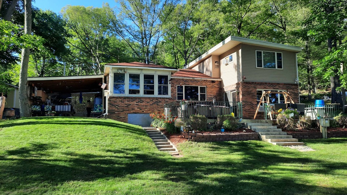 Newaygo House | Pickerel Lake place 🦅