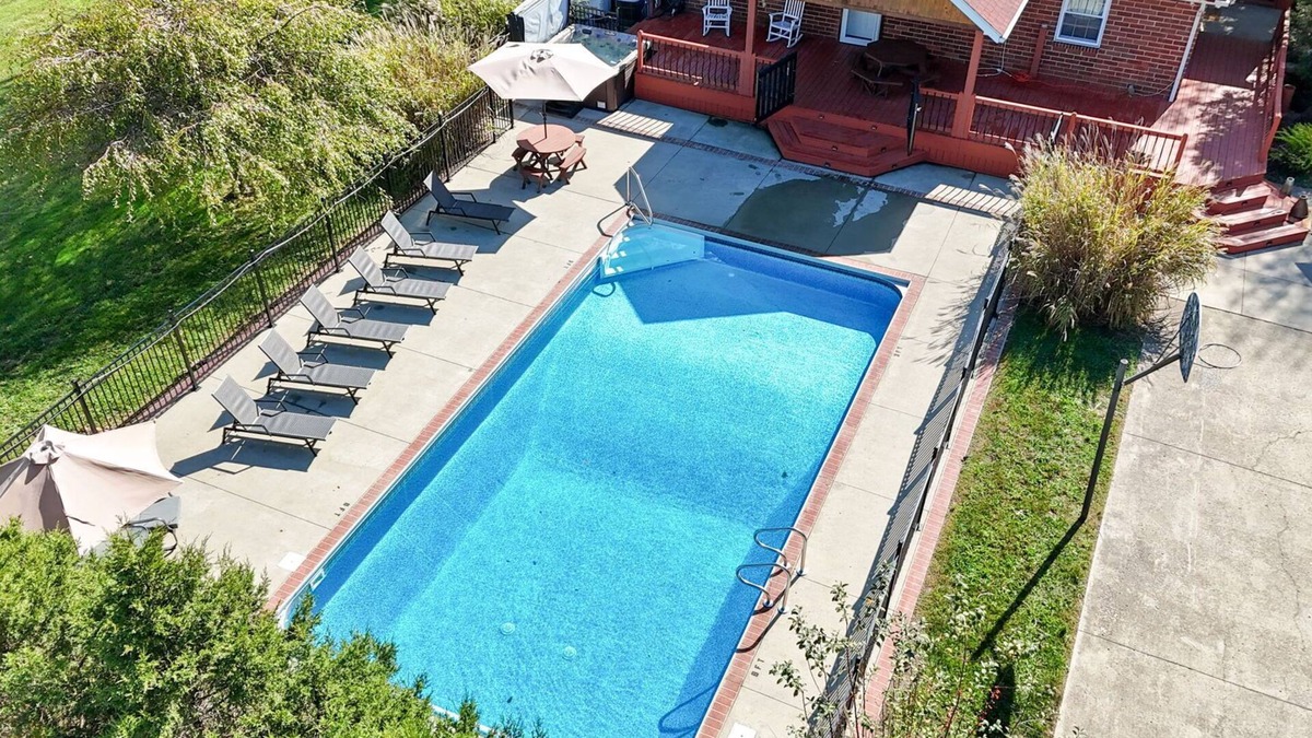 Logan House | Pickle Hill - pool, pickleball court, sauna, near Hocking Hills, sleeps 10!