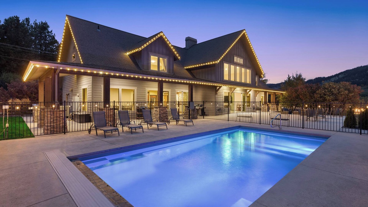 Leavenworth Cabin | Pickleball and Private Swimming Pool - Heated Year-Round!