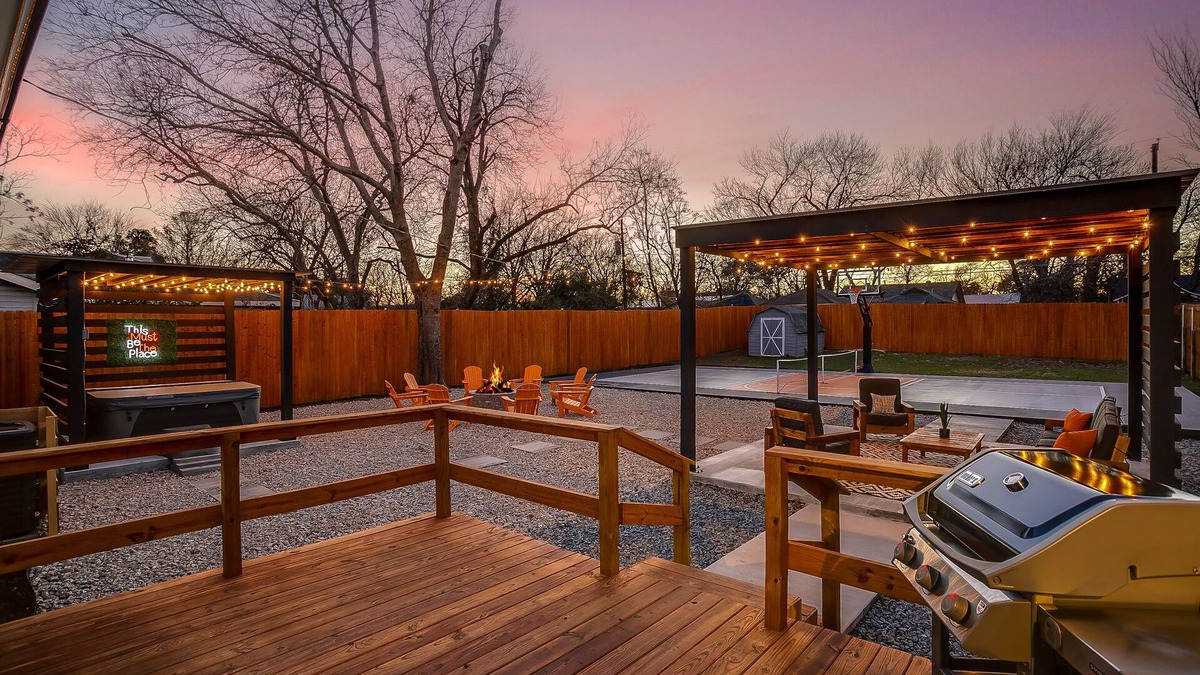 Central Arlington House | ❣️PICKLEBALL COURT & HOT TUB! Walk to AT&T Stadium, Globe Life, Six Flags!