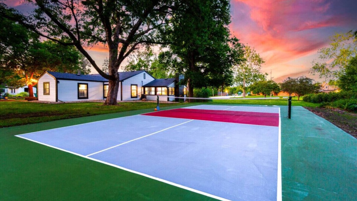 West Des Moines House | Pickleball/Foosball/Arcade/Fire Pit/Patio