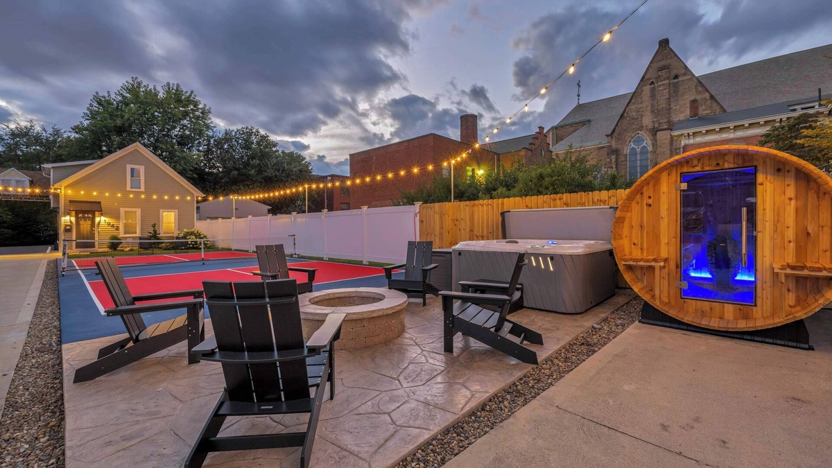 Detroit - Shoreway House | Pickleball | Hot Tub | Sauna | 3 King BR + Bunk RM
