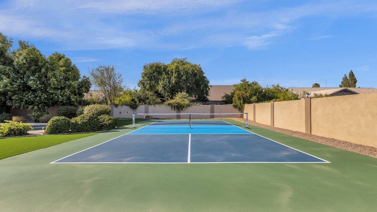 Mesa House | Pickleball, Pool, Hot tub, Firepit, Mini-putt, 5 BRs, Sleeps up to 15! Luxury