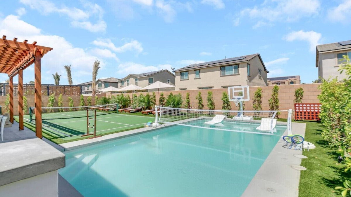 Coachella House | Pickleball+Spa+Pool+BBall+13Beds