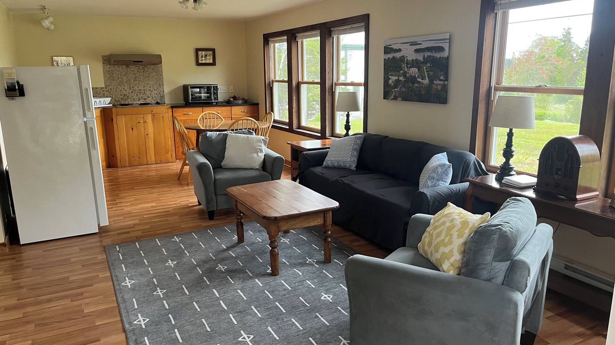 Brooklin House | Pickwick Cottage - Conveniently-Located in Brooklin