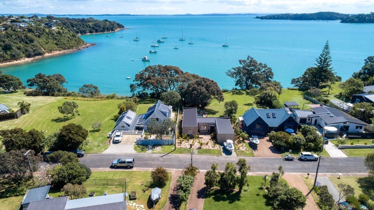 Surfdale House | PICNIC BAY POOL HOUSE - Coast & Country