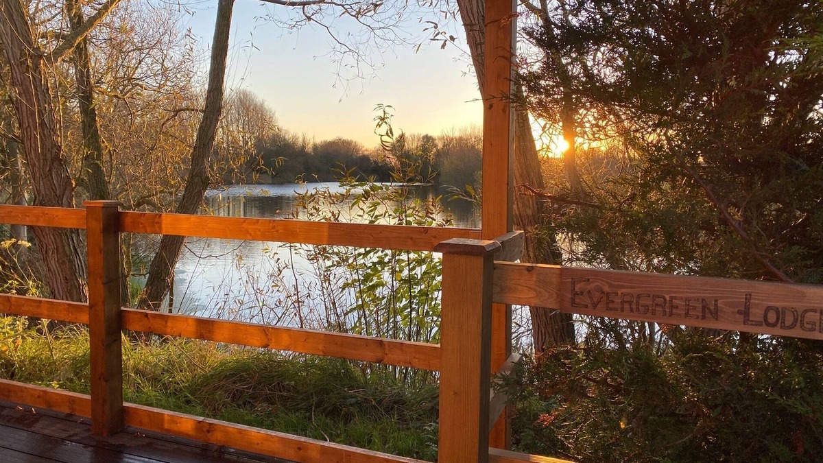 Arnold Cabin | Picture Perfect Lodge at Kingfisher Lakes | Stunning Lake Views & Fab Hot Tub |