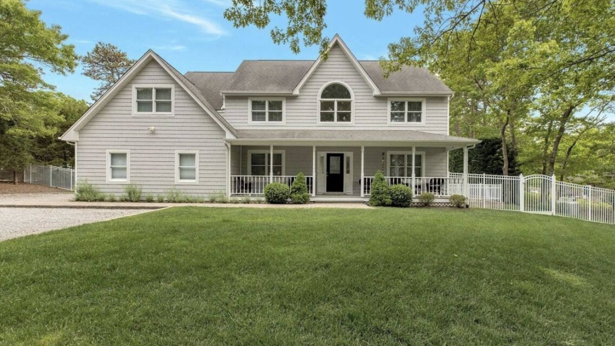 Hampton Bays Villa | Picturesque 5 Bedroom Hamptons Villa with pool 3 min from beach