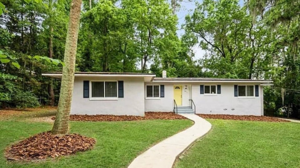 Gainesville House | Picturesque, Bright & Comfy ~ Near Ben Hill Stadium & UF Campus ~ Porch ~Parking