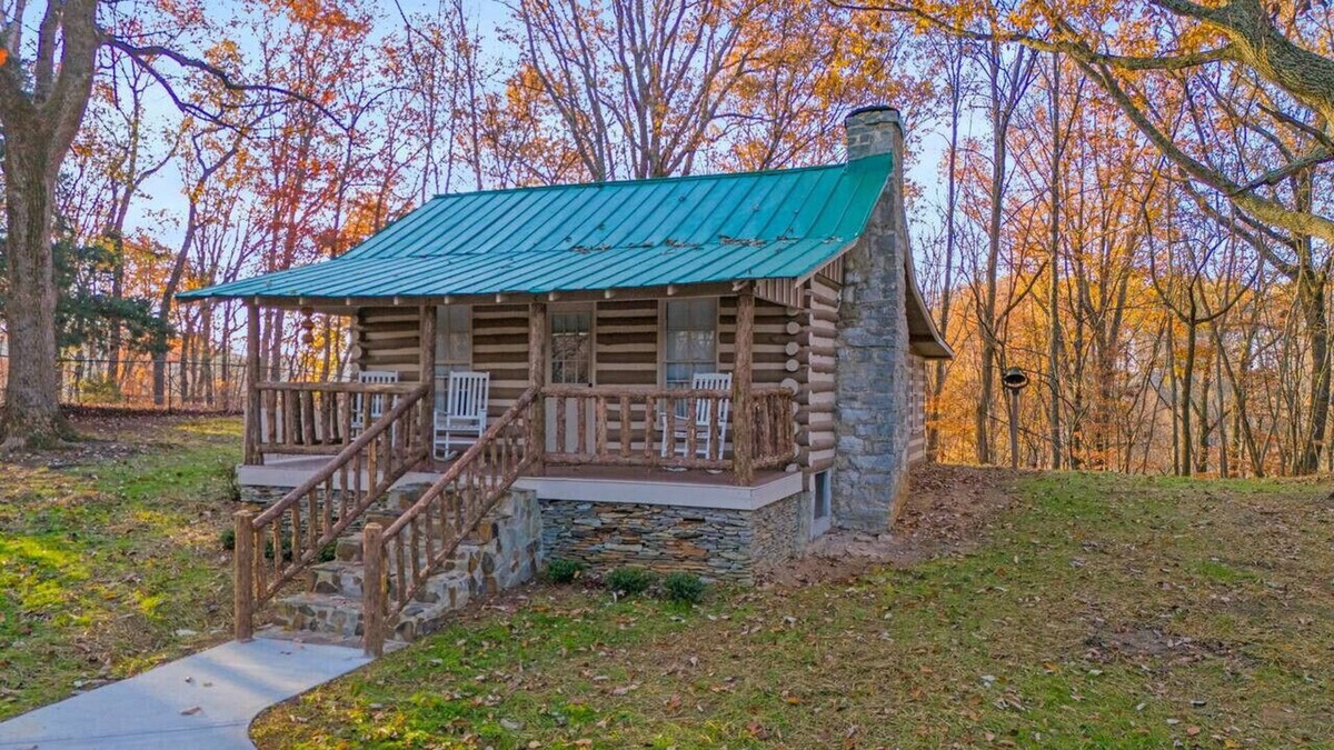 Fayetteville Cabin | Picturesque Cabin fireplace+wifi