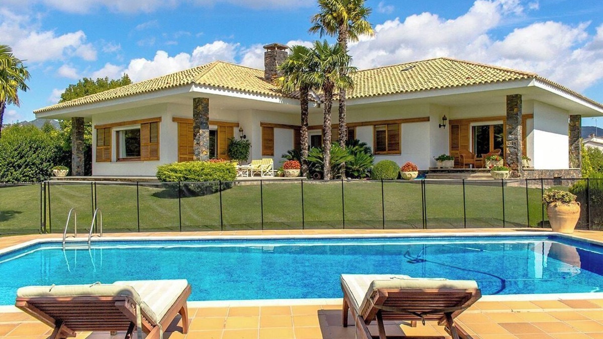 Les Planes d'Hostoles Villa | Picturesque Costa Brava Countryside Villa