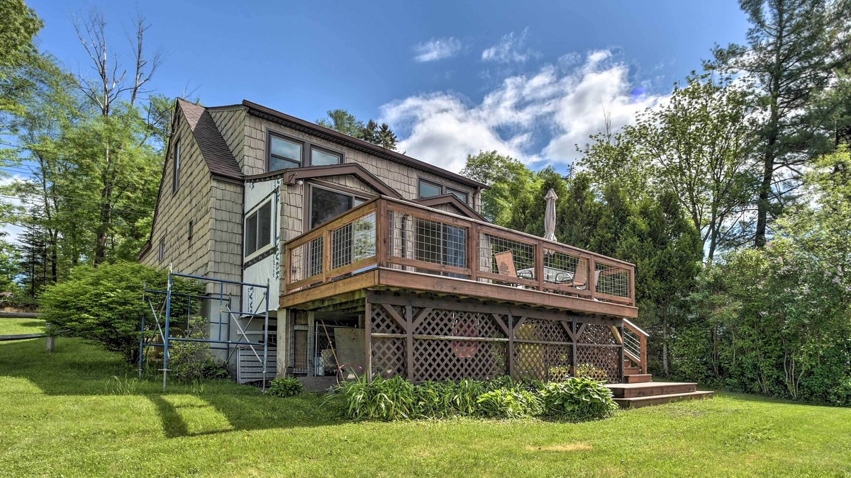Hinsdale Cottage | Picturesque Cottage with Sunroom on Ashmere Lake!