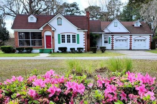 Midway House | Picturesque Cottage with Pond Views Great for Family Getaways in Georgia