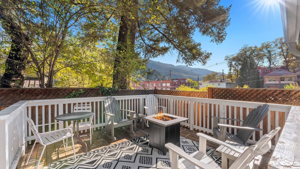 Dunsmuir Apartment | Picturesque Garden Retreat w/Deck With Hot Tub