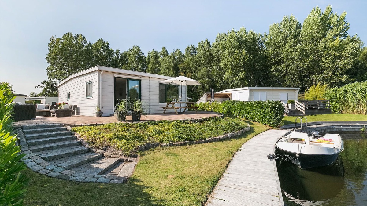 Terherne House | Picturesque holiday home with garden on open waters