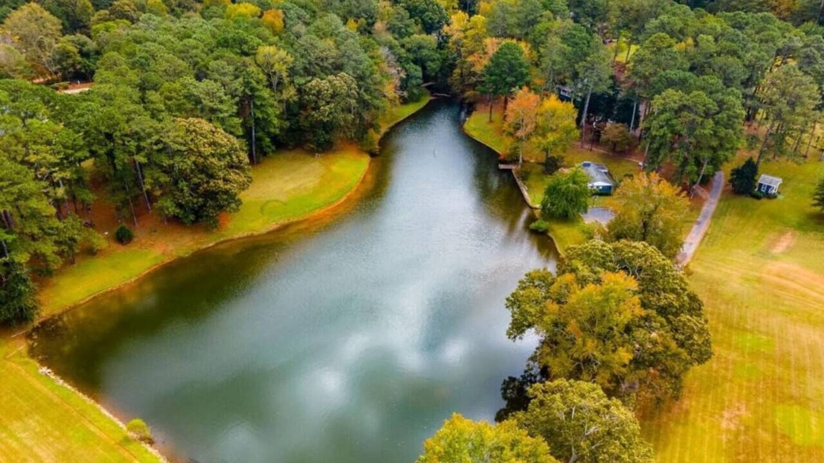 Hampton House | Picturesque Lakeside Luxury: Perfect Lush Getaway