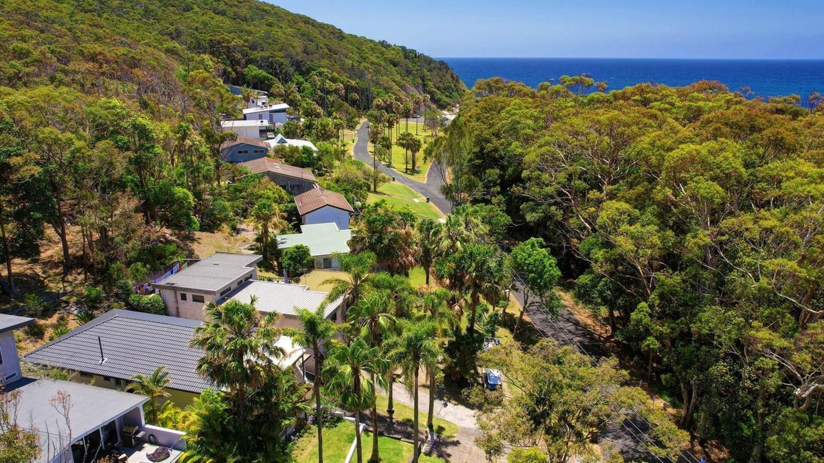 Elizabeth Beach House | Picturesque Lizzie Palms 1