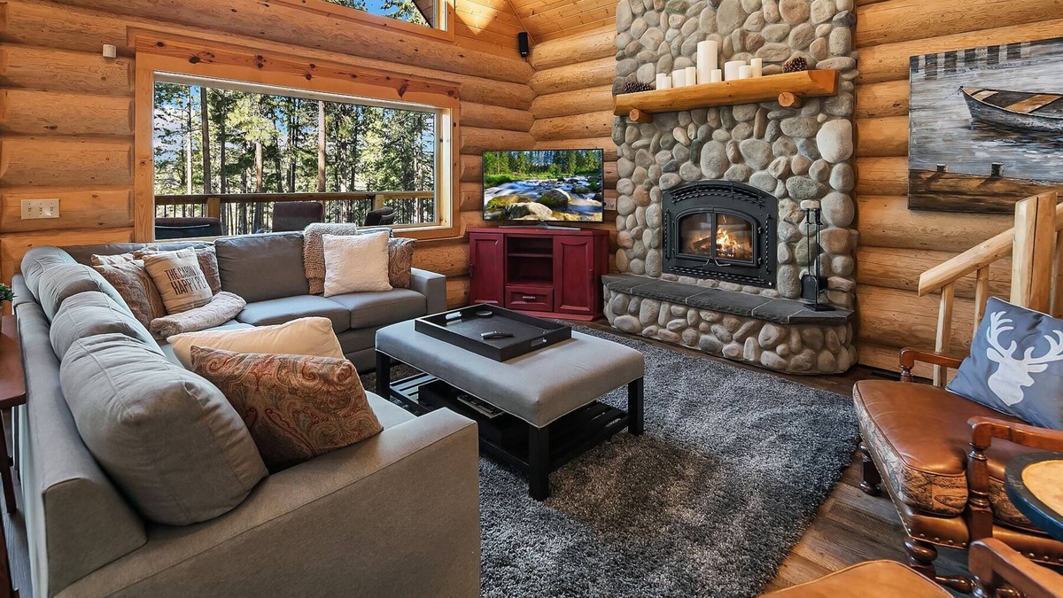 Cle Elum House | Picturesque Log Cabin on 5 Private Acres! Hot Tub * Large Yard * WiFi