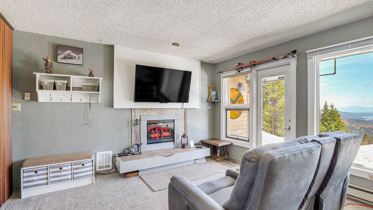 Mead Condo | Picturesque Mt Spokane Condo Near Skiing & Biking!