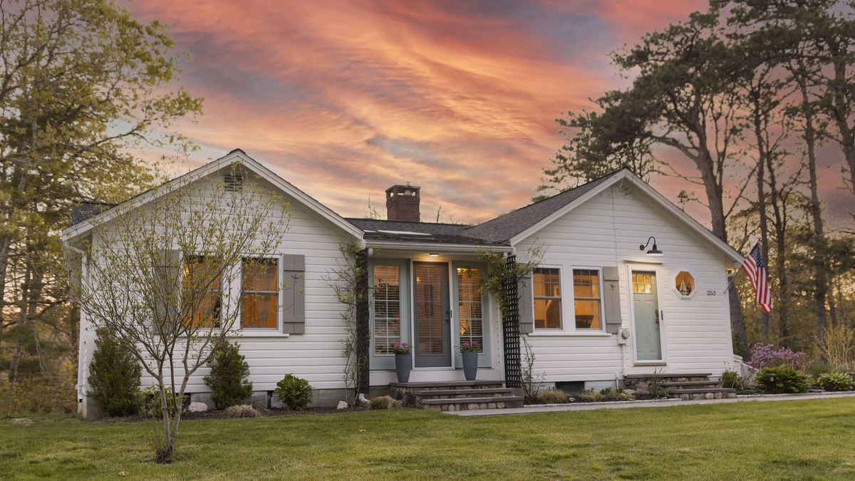 Hyannis House | Picturesque Pond Front Property - The Beach Glass Cottage