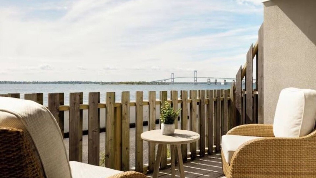 Goat Island Hotel | Picturesque Waterfront Resort at Newport Harbor | Waterview Room | Outdoor Pool