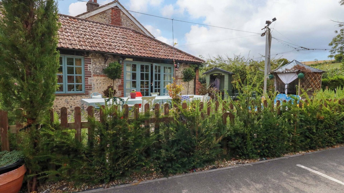 Dorchester House | PIDDLE INN, pet friendly, with a garden in Piddletrenthide