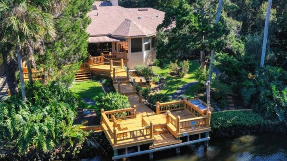 Riverhaven Village House | Piece of Heaven on the Homosassa river.fishing relaxing and dining with a boat l