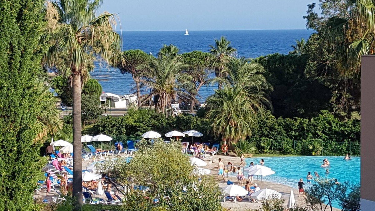 Les Issambres Apartment | PIEDS DANS L'EAU MER & PISCINE - SEA VIEW "Résidence Les Rivages des Issambres