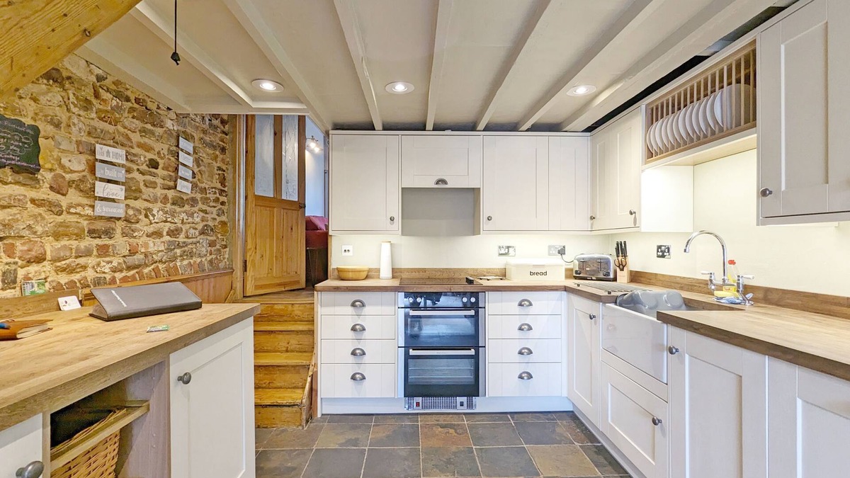 Pulborough Cottage | Piemans Cottage - a cottage that sleeps 5 guests in 2 bedrooms