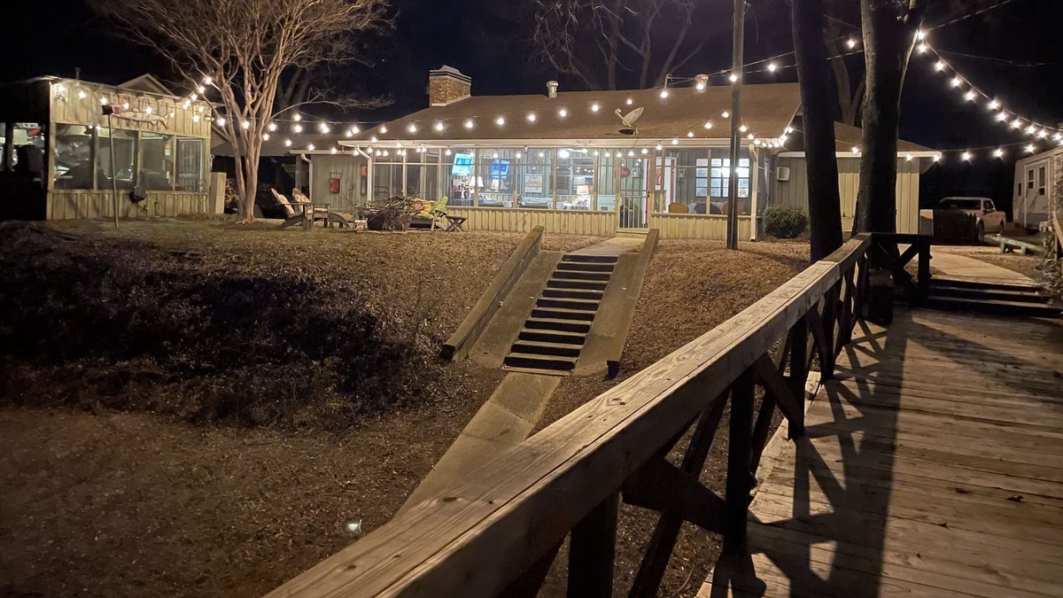 Dundee House | Pier 332 over Moon Lake- the perfect getaway near Clarksdale, MS & Helena, AR