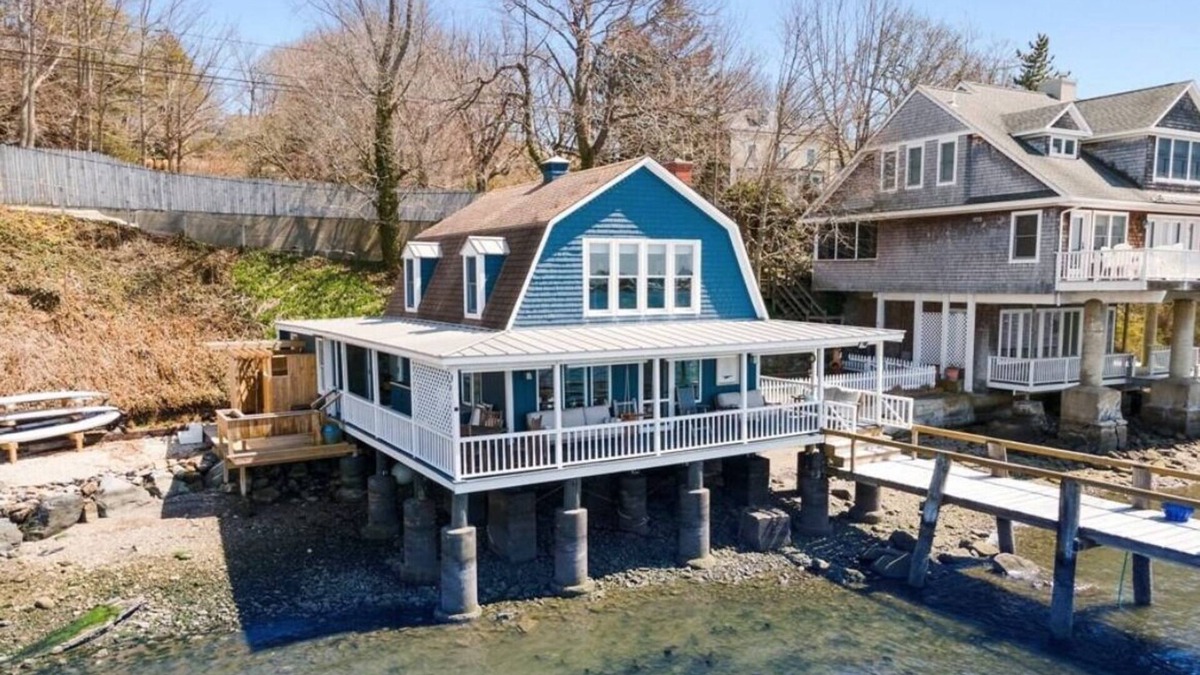 Tiverton House | Pier on Main