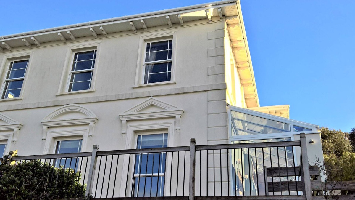 Weston-super-Mare Cottage | PIER VIEW, family friendly, with a garden in Weston-Super-Mare