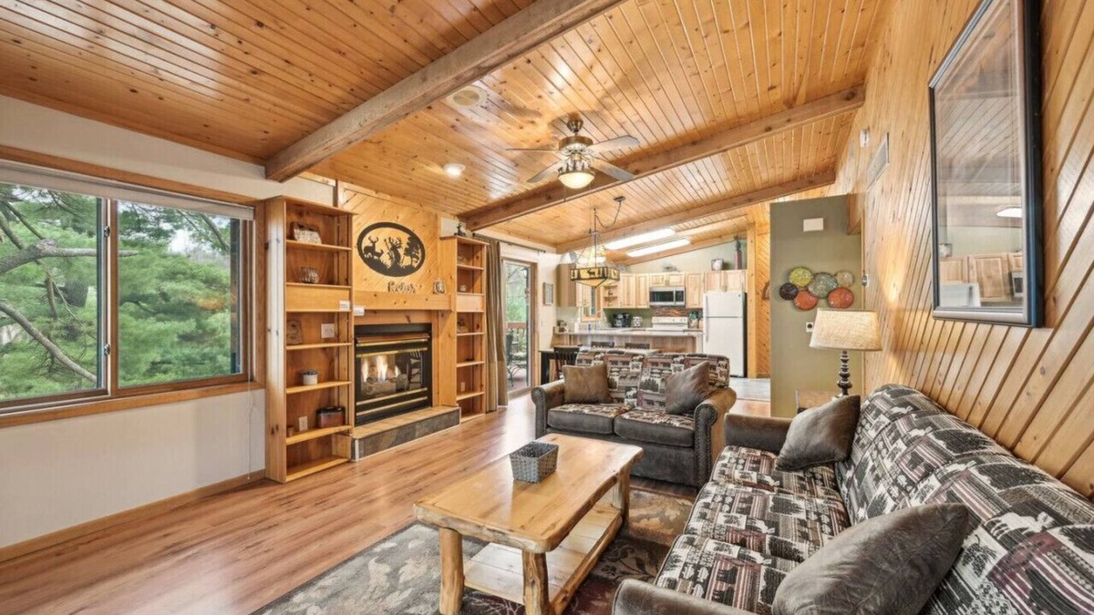 Lake Delton Apartment | Piers & Pines II at Island Pointe