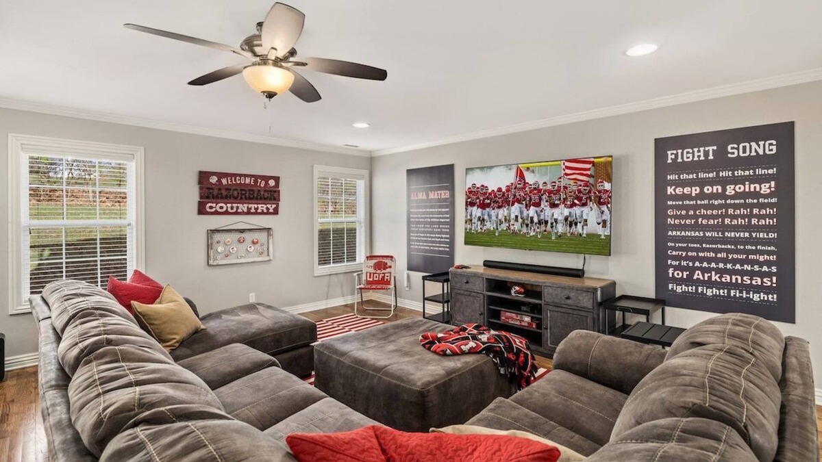 Fayetteville House | Pig Sooie Porch - Steps to Razorback Stadium-UofA