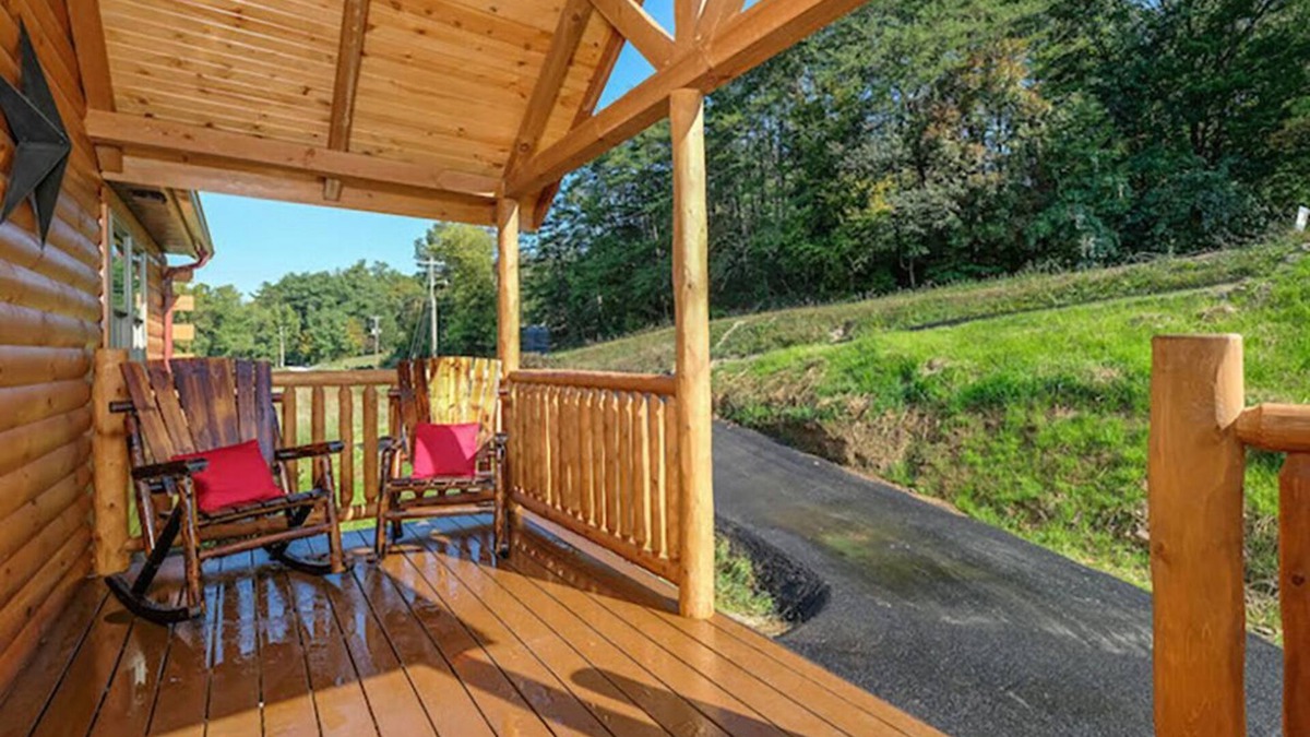 Middletown Cabin | Pigeon Forge - Mountain Mist Views - 2 Bedroom - Sleeps 6