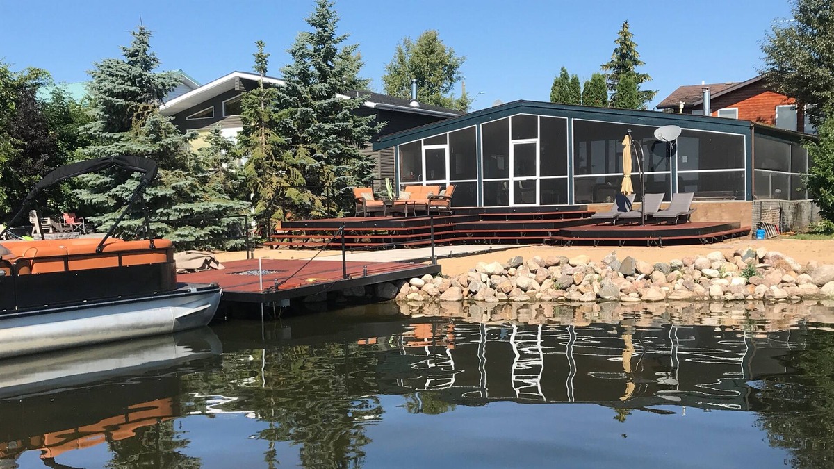 Division No. 11 Cottage | Pigeon Lake Direct Lakefront Home ***HOT TUB *** July/1st wk Aug